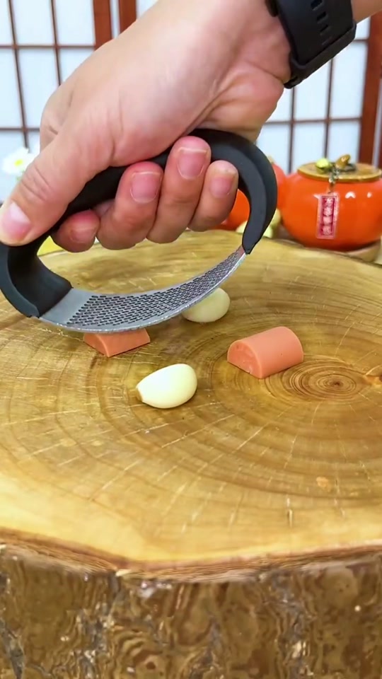 tiklocker_If you like to eat garlic, try this garlic pressing artifact. The gar....mp4
