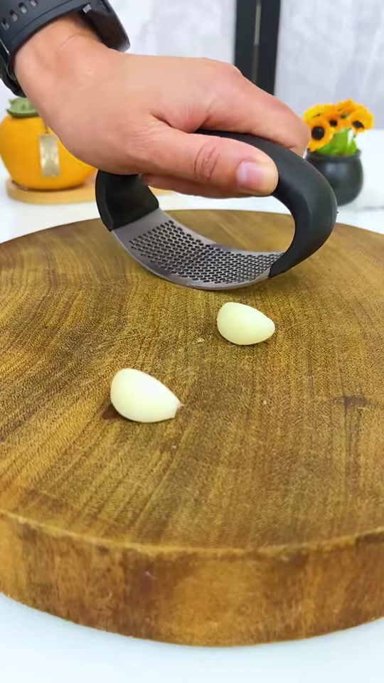 tiklocker_Manual garlic press #garlic #garlicpress ##goodthing #foryou #kitchen....mp4